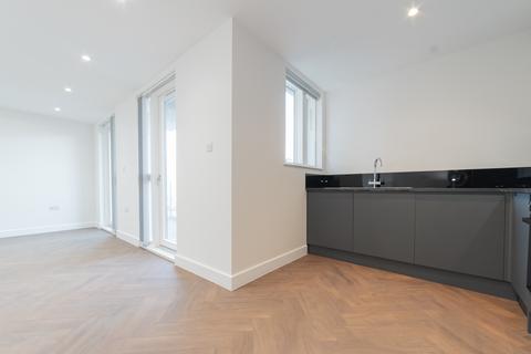 3 bedroom flat to rent, Norbury Avenue, London, SW16
