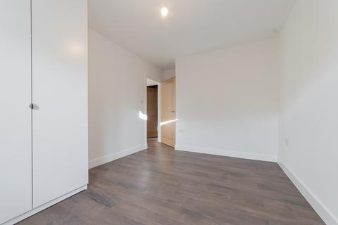 3 bedroom flat to rent, Norbury Avenue, London, SW16