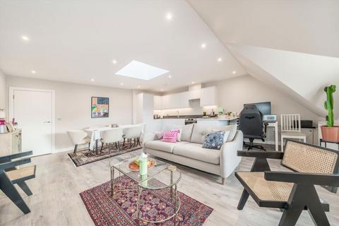 1 bedroom flat to rent, High Street, Hampton TW12