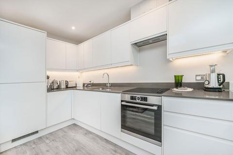 1 bedroom flat to rent, High Street, Hampton TW12