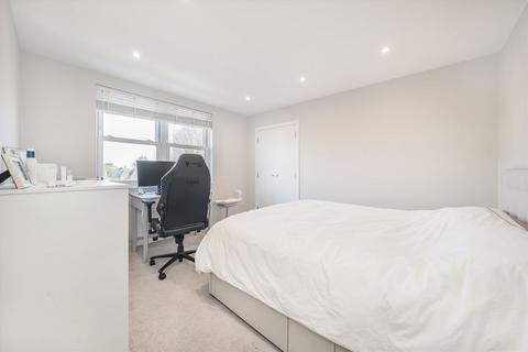 1 bedroom flat to rent, High Street, Hampton TW12