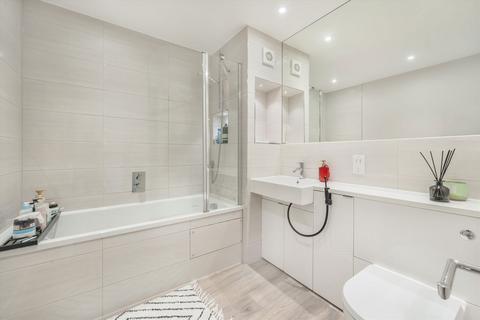 1 bedroom flat to rent, High Street, Hampton TW12