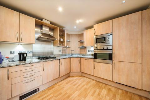 3 bedroom flat for sale, Kidderpore Avenue, London NW3