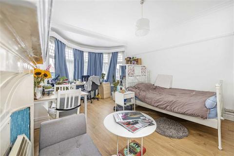 3 bedroom flat to rent, Heber Road, London NW2