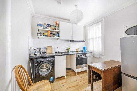 3 bedroom flat to rent, Heber Road, London NW2