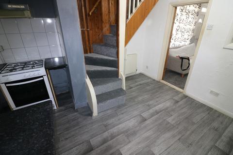 2 bedroom end of terrace house to rent, Carrington Street, Hull