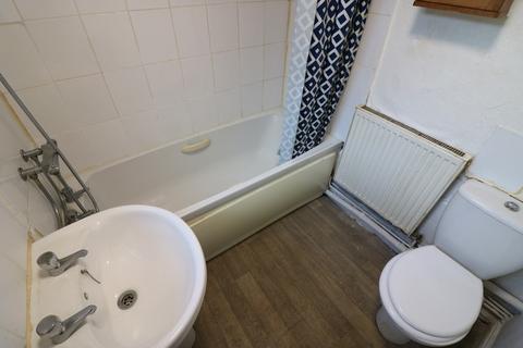 2 bedroom end of terrace house to rent, Carrington Street, Hull