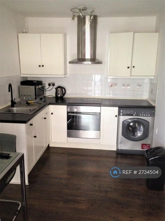 Fully Kitted Kitchen With Lots Of Storage Space