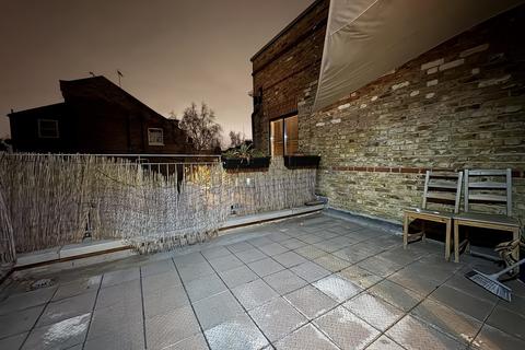 2 bedroom apartment to rent, Gloucester Drive, London N4