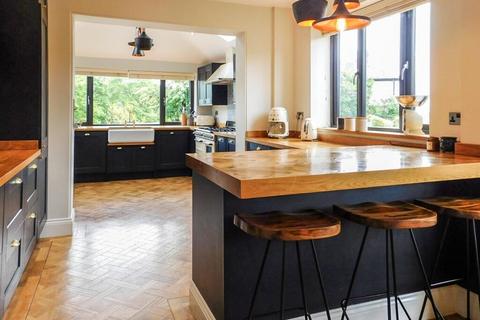 4 bedroom detached house to rent, Birkenshaw Lane, Birkenshaw