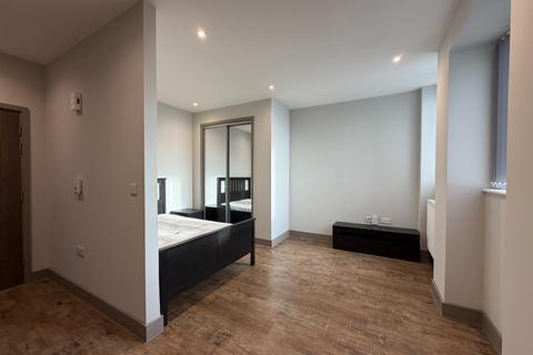 Studio to rent, Week Street