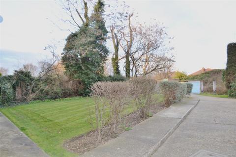 2 bedroom apartment to rent, Princes Road, Romford RM1