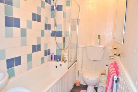 2 bedroom apartment to rent, Princes Road, Romford RM1