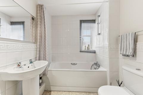 2 bedroom flat for sale, Brackenhurst Drive, Moortown, Leeds