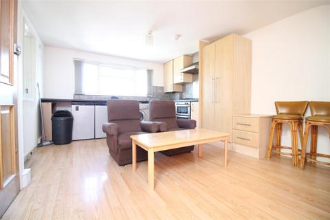 Studio to rent - Kingsbridge Crescent, Southall