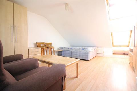 Studio to rent, Kingsbridge Crescent, Southall