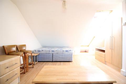 Studio to rent, Kingsbridge Crescent, Southall