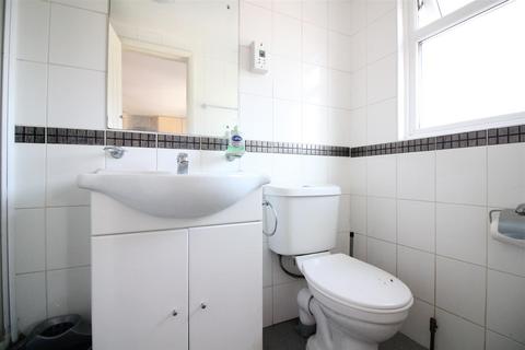 Studio to rent, Kingsbridge Crescent, Southall