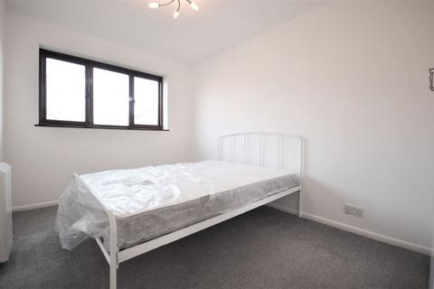 2 bedroom flat to rent, Cotton Avenue, North Acton