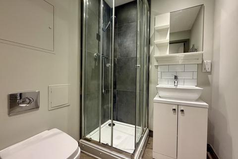 Studio to rent, Week Street