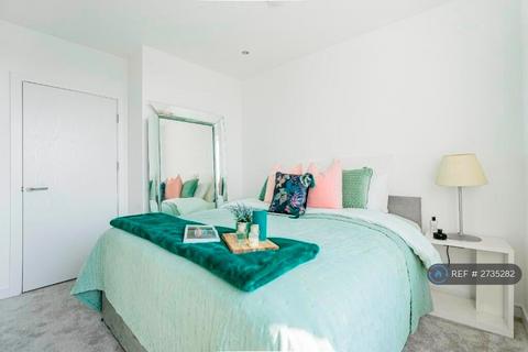 1 bedroom flat to rent, Duval House, London, SW11
