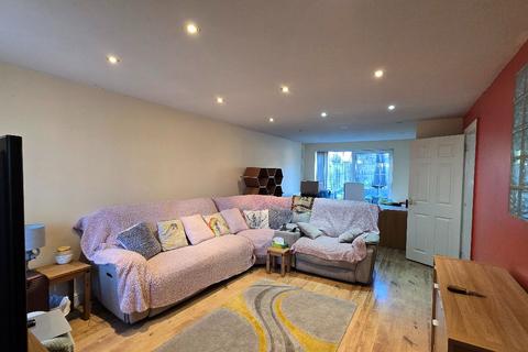 3 bedroom end of terrace house to rent, Northampton NN3