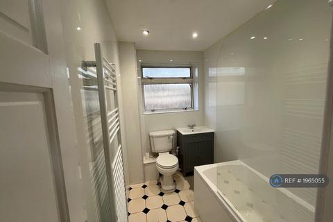 2 bedroom flat to rent, Crockford Park Road, Addlestone, KT15