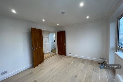 2 bedroom flat to rent - Crockford Park Road, Addlestone, KT15