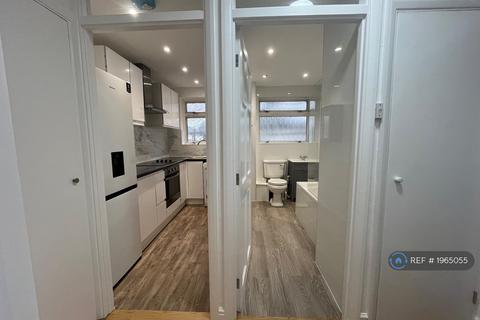 2 bedroom flat to rent, Crockford Park Road, Addlestone, KT15