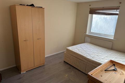 2 bedroom flat to rent, Makepeace Road, Northolt UB5