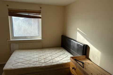 2 bedroom flat to rent, Makepeace Road, Northolt UB5