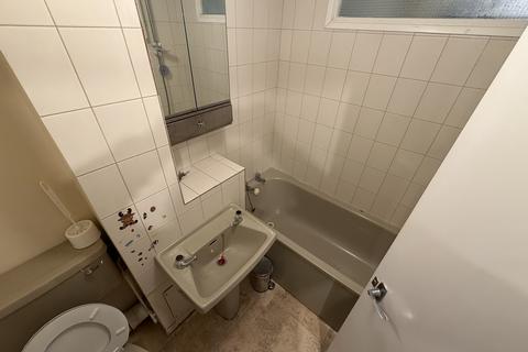 2 bedroom flat to rent, Makepeace Road, Northolt UB5