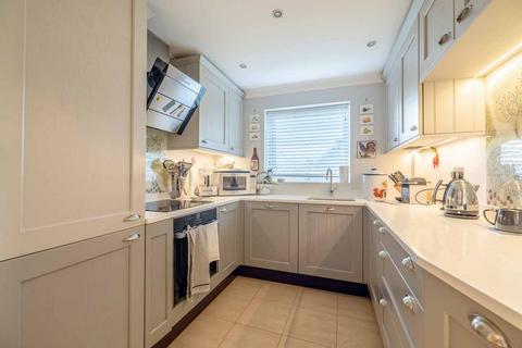 2 bedroom apartment for sale, Lawn Close, Datchet SL3