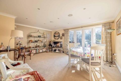 2 bedroom apartment for sale, Lawn Close, Datchet SL3