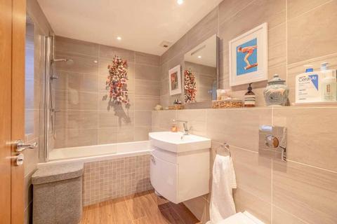 2 bedroom apartment for sale, Lawn Close, Datchet SL3