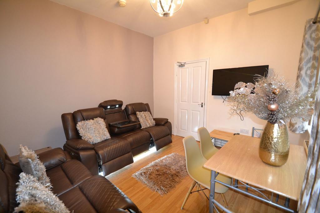 A spacious, well-maintained living room featuri...