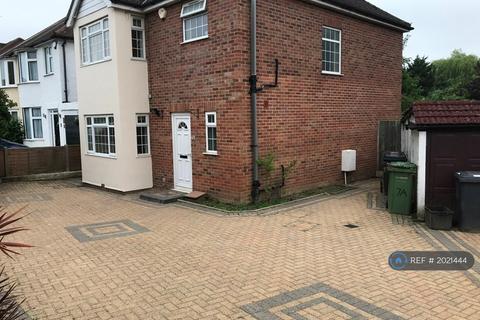 3 bedroom detached house to rent, Auckland Road, Potters Bar, EN6