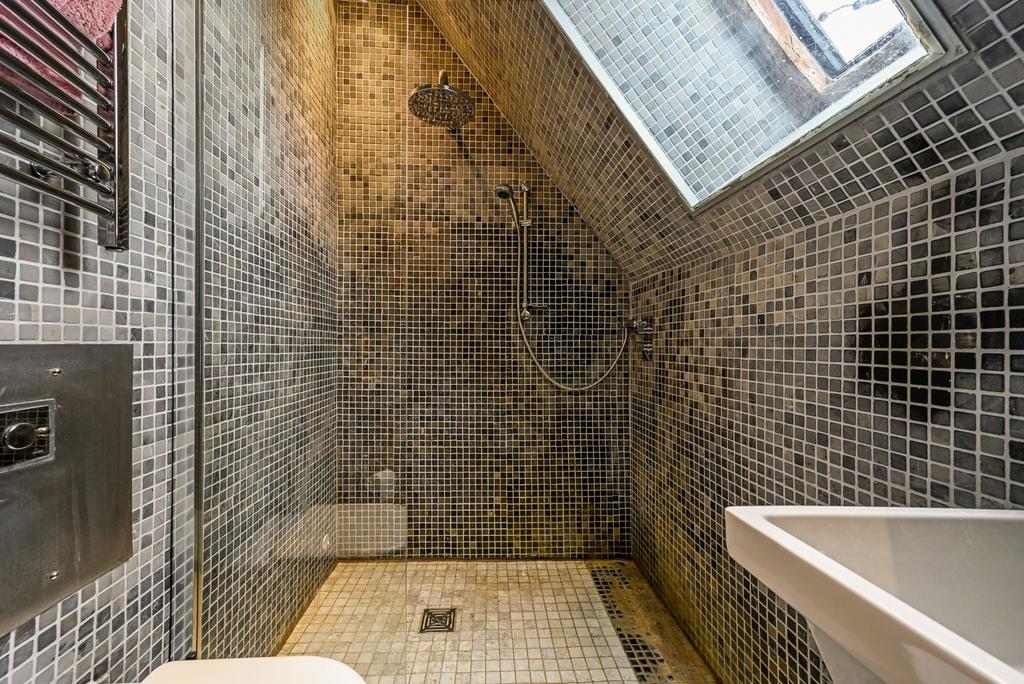 En suite shower