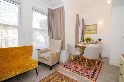 2 bedroom flat to rent, Regina Road, London