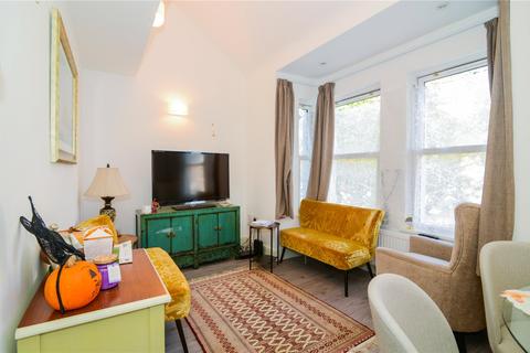 2 bedroom flat to rent, Regina Road, London