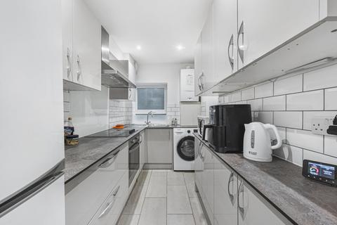 2 bedroom flat to rent, Regina Road, London