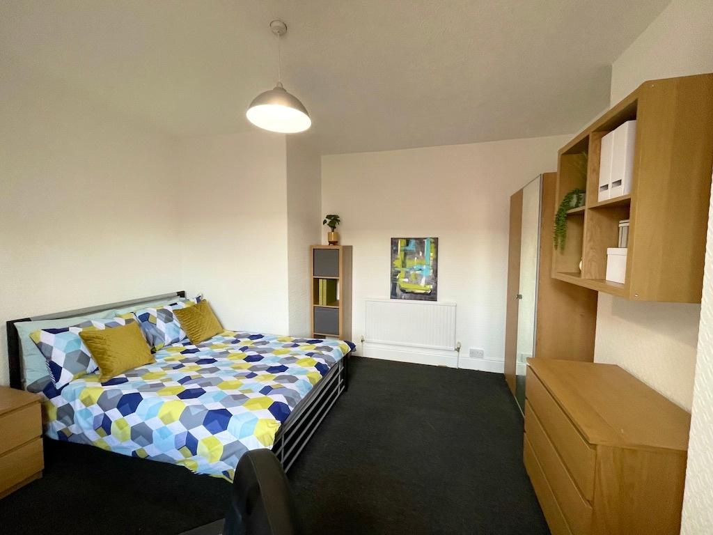 Bright, well-presented double bedroom with cont...
