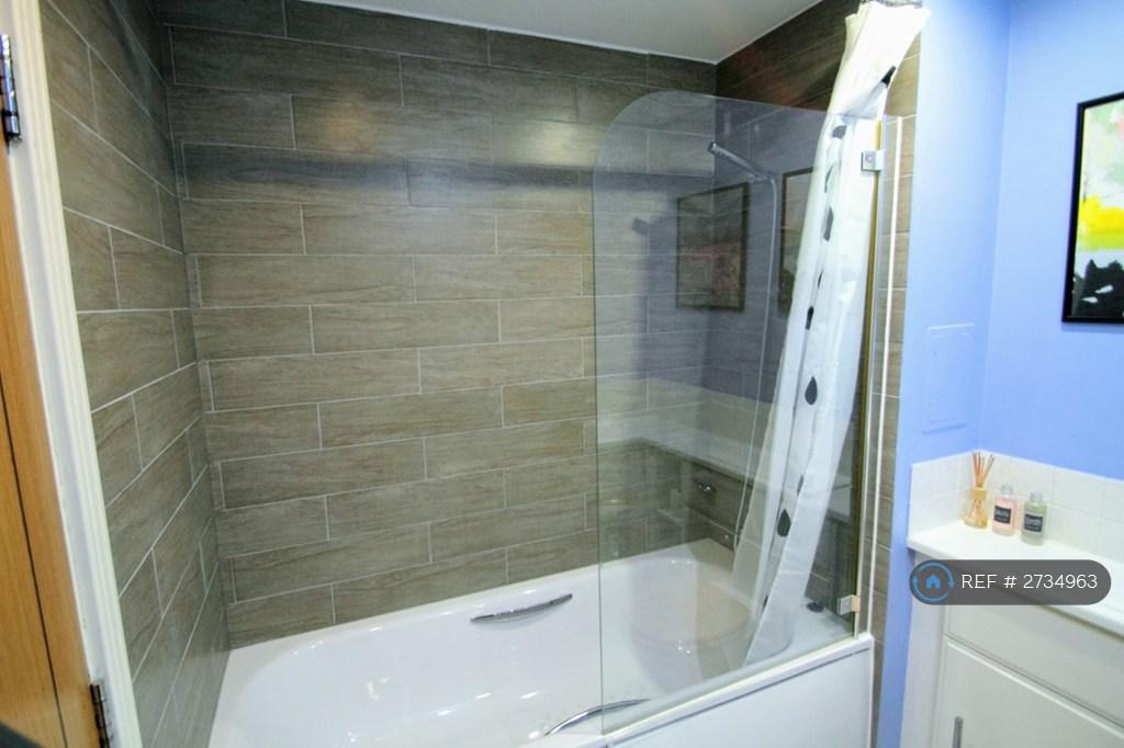 Family Bathroom / Toilet - Bathtub