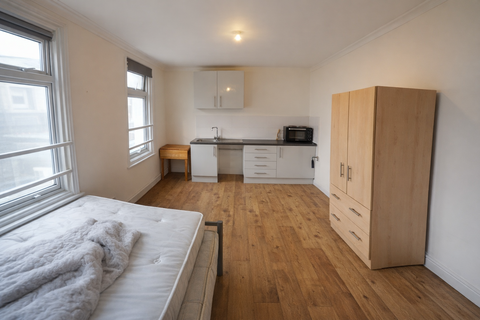 Studio to rent, Brookhill Road, London, SE18
