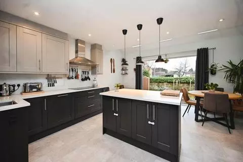 4 bedroom semi-detached house for sale - Photo 4