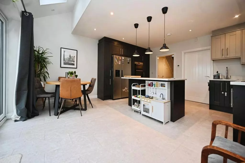 4 bedroom semi-detached house for sale - Photo 7