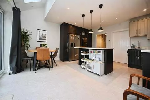 4 bedroom semi-detached house for sale - Photo 6