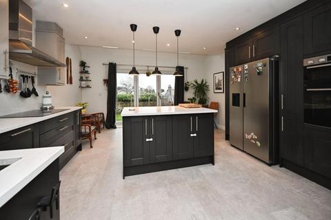 4 bedroom semi-detached house for sale, Clahane Drive, Leeds