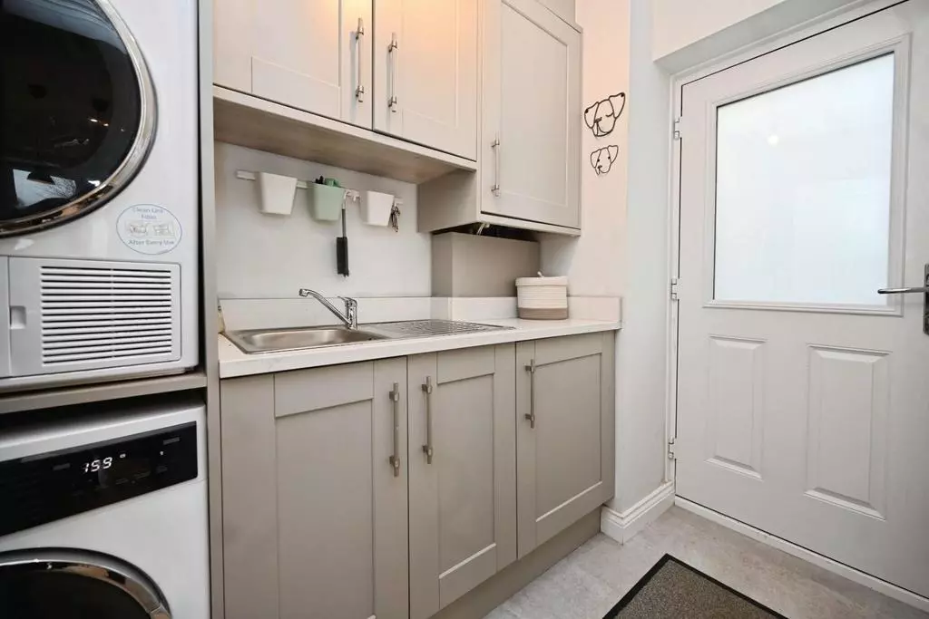 4 bedroom semi-detached house for sale - Photo 17