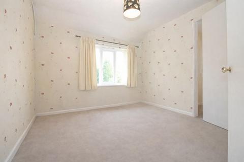 2 bedroom flat for sale, Queensway, Guiseley, Leeds